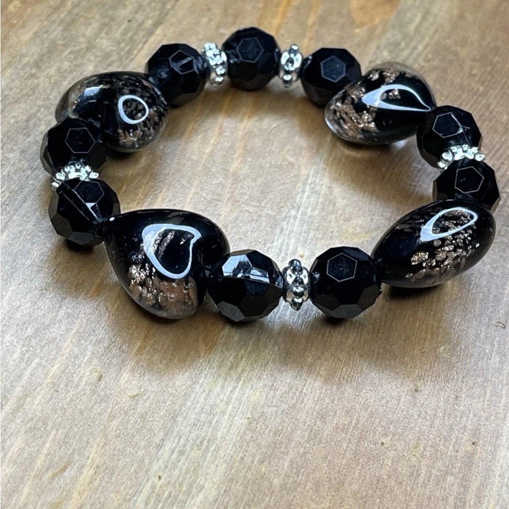 Black Heart Acrylic Bracelet Stretchable - Picture 5 of 7